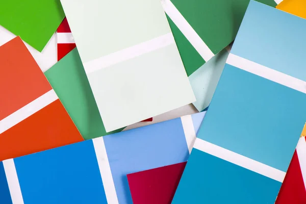 Primer Plano Una Pila Cartas Colores Una Mesa Con Una —  Fotos de Stock
