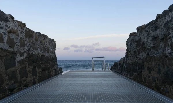 Cesta Obklopená Kamennými Zdmi Vedoucími Oceánu — Stock fotografie