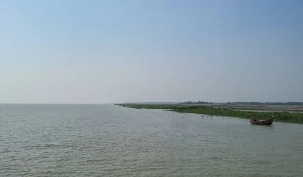 Havsutsikt Med Båt Och Gräsbevuxen Strand — Stockfoto