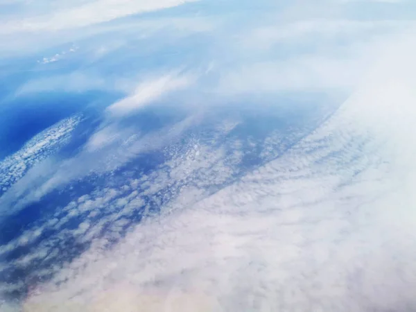 Μια Μαγευτική Θέα Από Ψηλά Πυκνά Χνουδωτά Σύννεφα Στον Γαλάζιο — Φωτογραφία Αρχείου