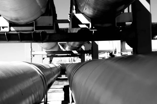 Tiro Foco Seletivo Escala Cinza Tubos Largos Uma Área Industrial — Fotografia de Stock
