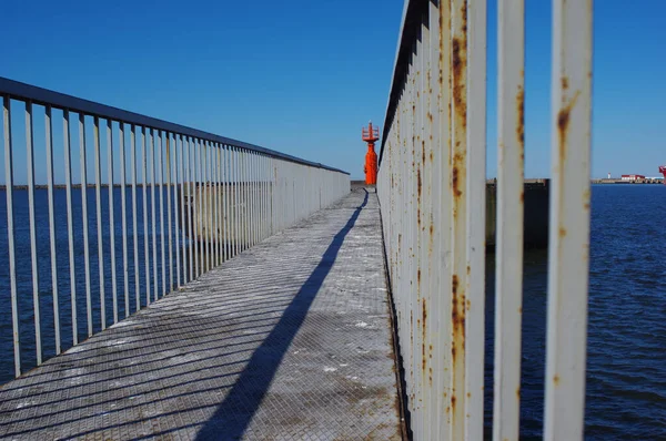 Largo Puente Metálico Que Conduce Tanque Gas Rojo Bajo Cielo —  Fotos de Stock