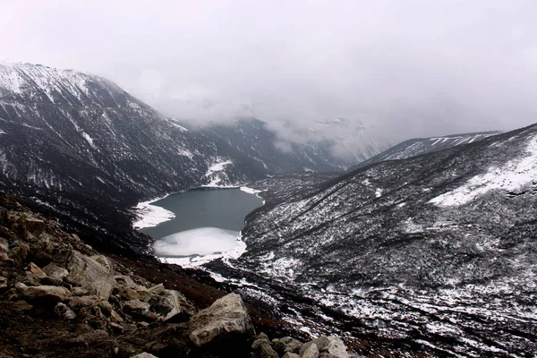 Śnieżny Krajobraz Małym Jeziorkiem Górach — Zdjęcie stockowe