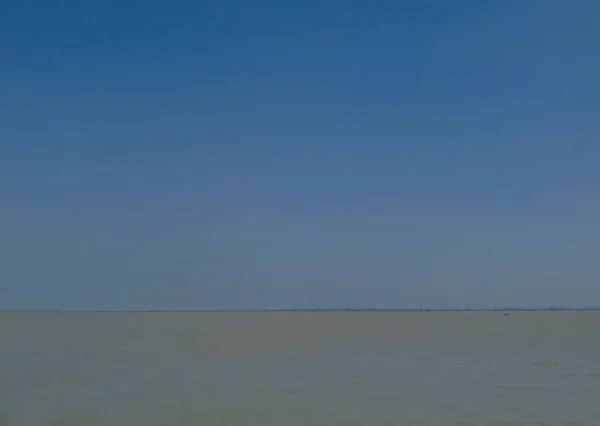 Крупный План Темно Синего Неба Песчаного Пляжа — стоковое фото
