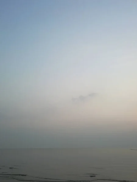 Vue Verticale Une Plage Avec Ciel Nuageux — Photo