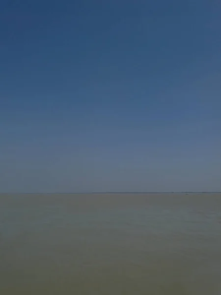 Tiro Vertical Céu Azul Escuro Uma Praia Areia — Fotografia de Stock