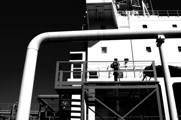 Tiro Baixo Ângulo Escala Cinza Barco Carga Com Tubos Metal — Fotografia de Stock