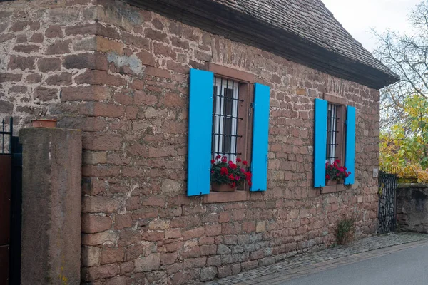 Ένα Κοντινό Πλάνο Ενός Παλιού Πλίνθινου Σπιτιού Ανοιχτά Μπλε Ξύλινα — Φωτογραφία Αρχείου