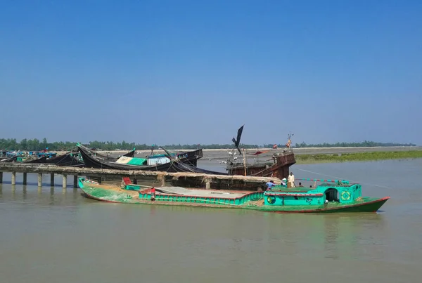 Ein Kleines Grünes Boot Der Küste — Stockfoto