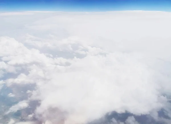 青空に浮かぶ濃いふわふわの雲の上からの美しい景色 壁紙に最適 — ストック写真