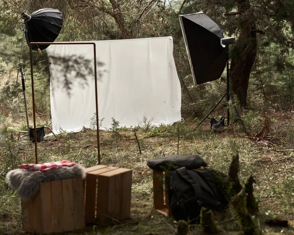 森を背景に白を基調としたモデル撮影セット — ストック写真
