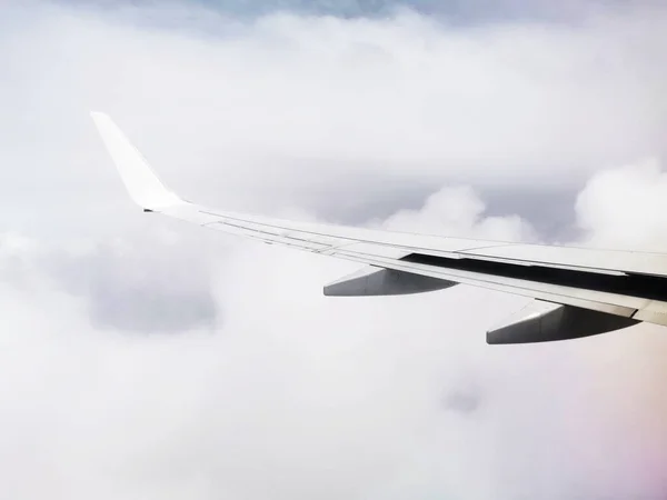 从飞机上看到的蔚蓝天空中蓬松的云彩迷人的景象 非常适合壁纸 — 图库照片