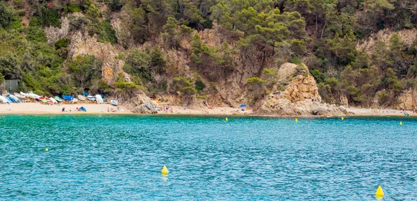 아름다운 해안선에 관광객들로 바위투성이의 — 스톡 사진