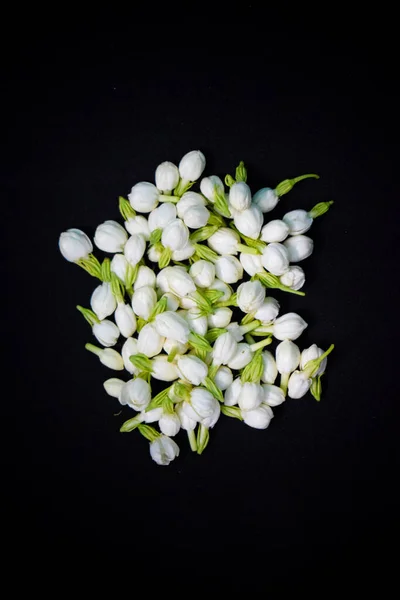 Вертикальный Снимок Кучи Маленьких Белых Жасминовых Цветов Черном Фоне — стоковое фото