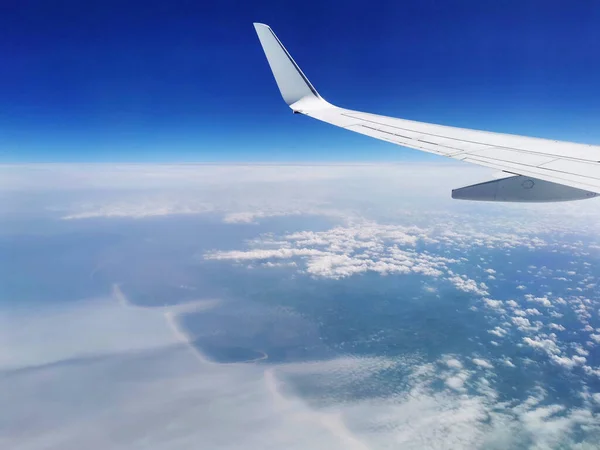飛行機から見た青い空に浮かぶふわふわの雲の大気中のショット 壁紙に最適 — ストック写真