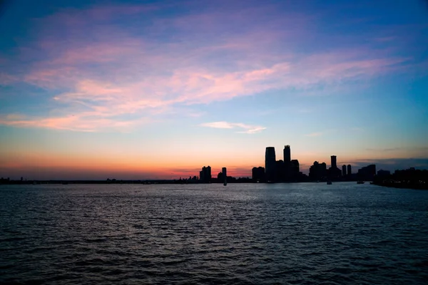 Una Vista Panorámica Una Silueta Rascacielos Bajo Hermoso Cielo Atardecer — Foto de Stock