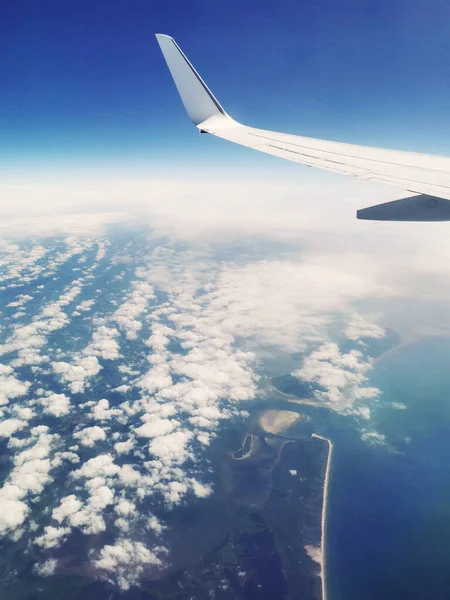 Атмосферный Снимок Пушистых Облаков Голубом Небе Видимых Самолета Идеально Подходит — стоковое фото