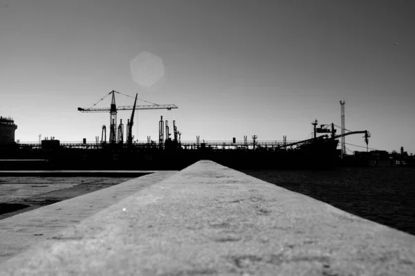 Grayscale Shot Big Crane Pipes Pumping Station Sunlight — Stock Photo, Image