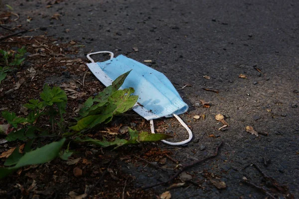 Een Selectieve Focus Van Een Gezichtsmasker Het Asfalt — Stockfoto