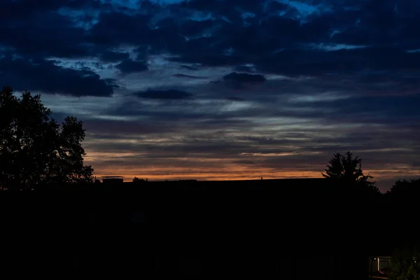 Cielo Notturno Con Luce Arancione Cielo Blu Sono Alcune Nuvole — Foto Stock