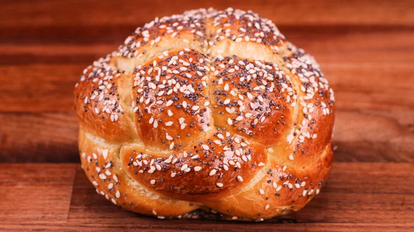 Egy Közeli Kép Challah Kenyérről Egy Fából Készült Szörfözőben — Stock Fotó