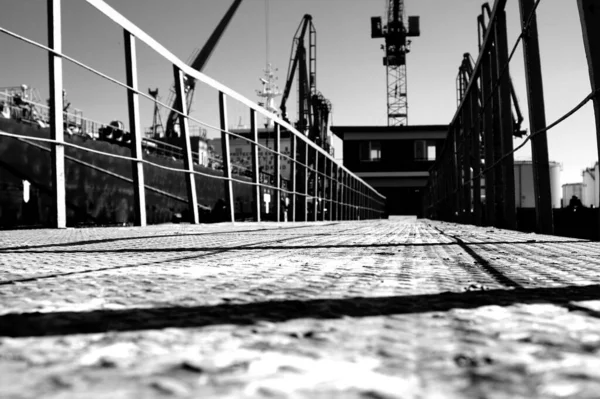 Plan Sélectif Niveaux Gris Pont Menant Bateau Sous Ciel Clair — Photo