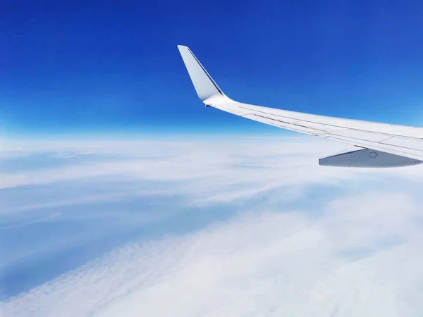 飛行機から見た青い空のふわふわした雲の魅惑的な景色 壁紙に最適 — ストック写真