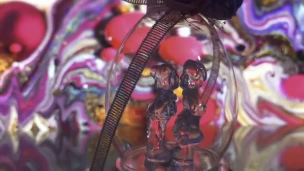 Objeto Decorativo Vidrio Frente Televisor Que Muestra Imágenes Coloridas — Vídeo de stock