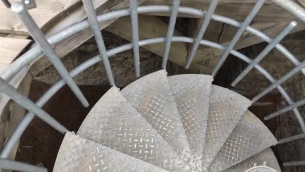 Vídeo Descendo Uma Escadaria Metal Renovada Castelo Andelska Hora República — Vídeo de Stock