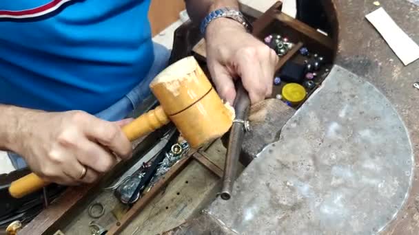 세공에서 보석으로 반지를 수리하거나 연마하는 도구를 사용하는 세공인 — 비디오