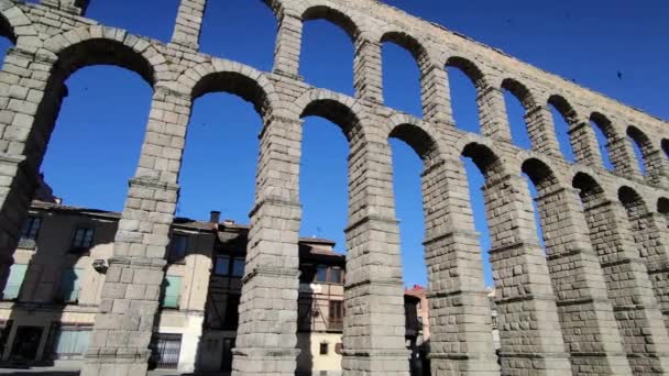 Hermoso Paisaje Las Aves Volando Sobre Acueducto Romano Segovia España — Vídeos de Stock