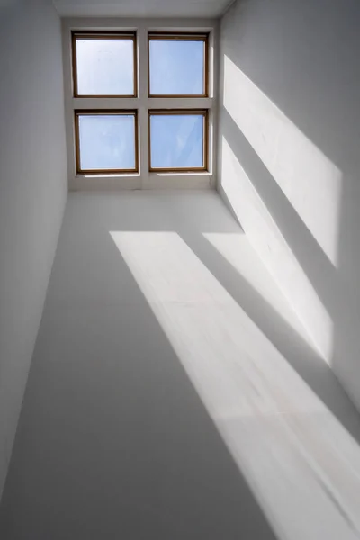 Низкоугольный Снимок Солнечных Лучей Падающих Высокого Окна Дом — стоковое фото