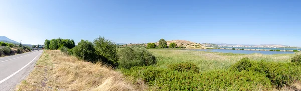 Шикарный Панорамный Снимок Зеленого Кустарника Рядом Озером Шоссе — стоковое фото