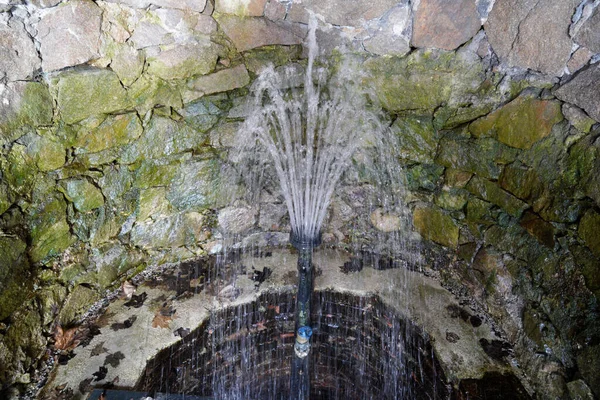 一口有水从金属管中喷出的深井 — 图库照片