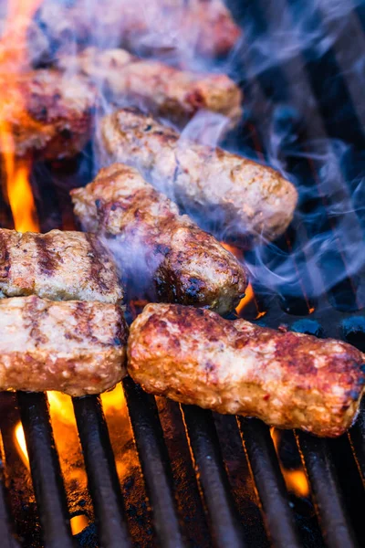 烤肉在燃烧着的 冒着浓烟的火堆上垂直拍摄的烤肉 — 图库照片