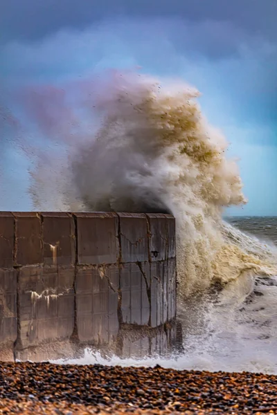 Мальовничий Вид Сильних Хвиль Потрапляють Бетонний Док Під Час Штормового — стокове фото
