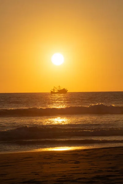 Une Silhouette Navire Solitaire Dans Mer Coucher Soleil Une Vue — Photo