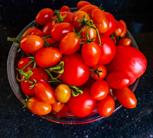 Uma Vista Superior Tomates Vermelhos Maduros Tigela Vidro Isolada Fundo — Fotografia de Stock