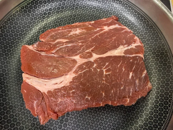 Eine Draufsicht Auf Ein Rohes Stück Steak Der Pfanne — Stockfoto