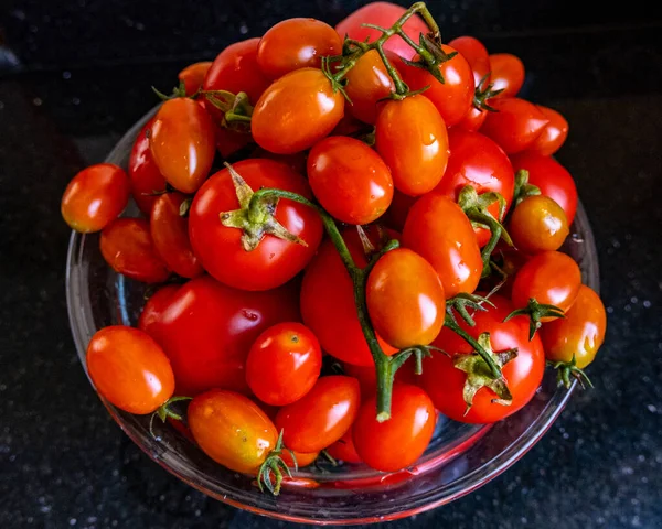 Uma Vista Superior Tomates Vermelhos Maduros Tigela Vidro Isolada Fundo — Fotografia de Stock