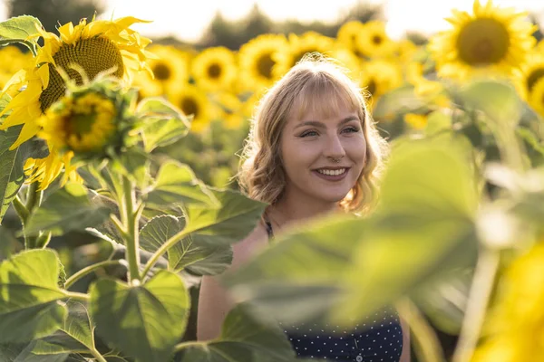 Een Aantrekkelijke Blanke Vrouw Poserend Het Midden Van Zonnebloemen Een — Stockfoto