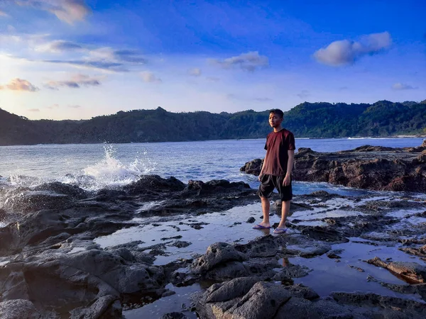 Ung Våt Asiatisk Man Profil Stående Dagdrömmer Vattenpöl Klippa Platå — Stockfoto