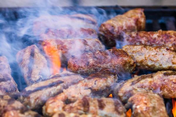 烤肉特写在燃烧着的 冒着烟的火堆上的烤肉 — 图库照片