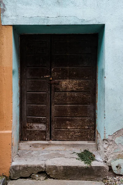 Primo Piano Una Porta Ingresso Legno Una Parete Blu — Foto Stock