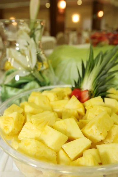 Colpo Verticale Ananas Tagliato Fette Una Ciotola Trasparente Buffet — Foto Stock