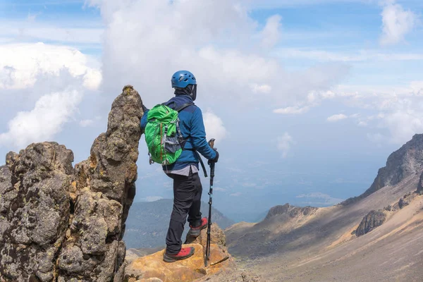 Achteraanzicht Van Een Wandelaar Met Een Groene Rugzak Bovenop Iztaccihuatl — Stockfoto