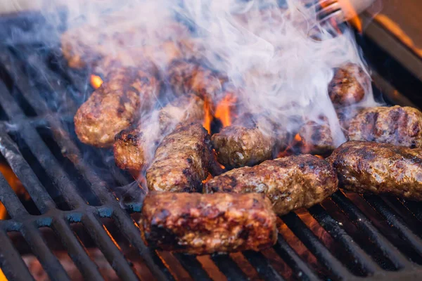 烤肉特写在燃烧着的 冒着烟的火堆上的烤肉 — 图库照片