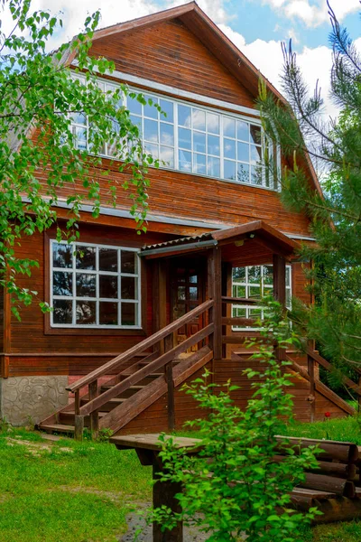 Eine Vertikale Aufnahme Eines Holzhauses Wald — Stockfoto