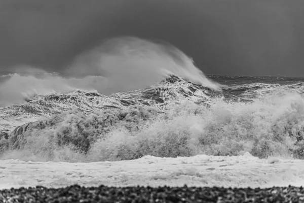 Tiro Tons Cinza Ondas Marinhas Selvagens Durante Tempestade — Fotografia de Stock