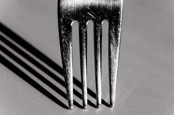 Primer Plano Tenedor Sobre Una Superficie Gris Con Una Sombra —  Fotos de Stock